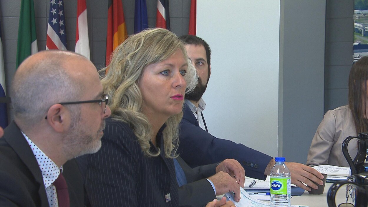 La ministre qui parle.