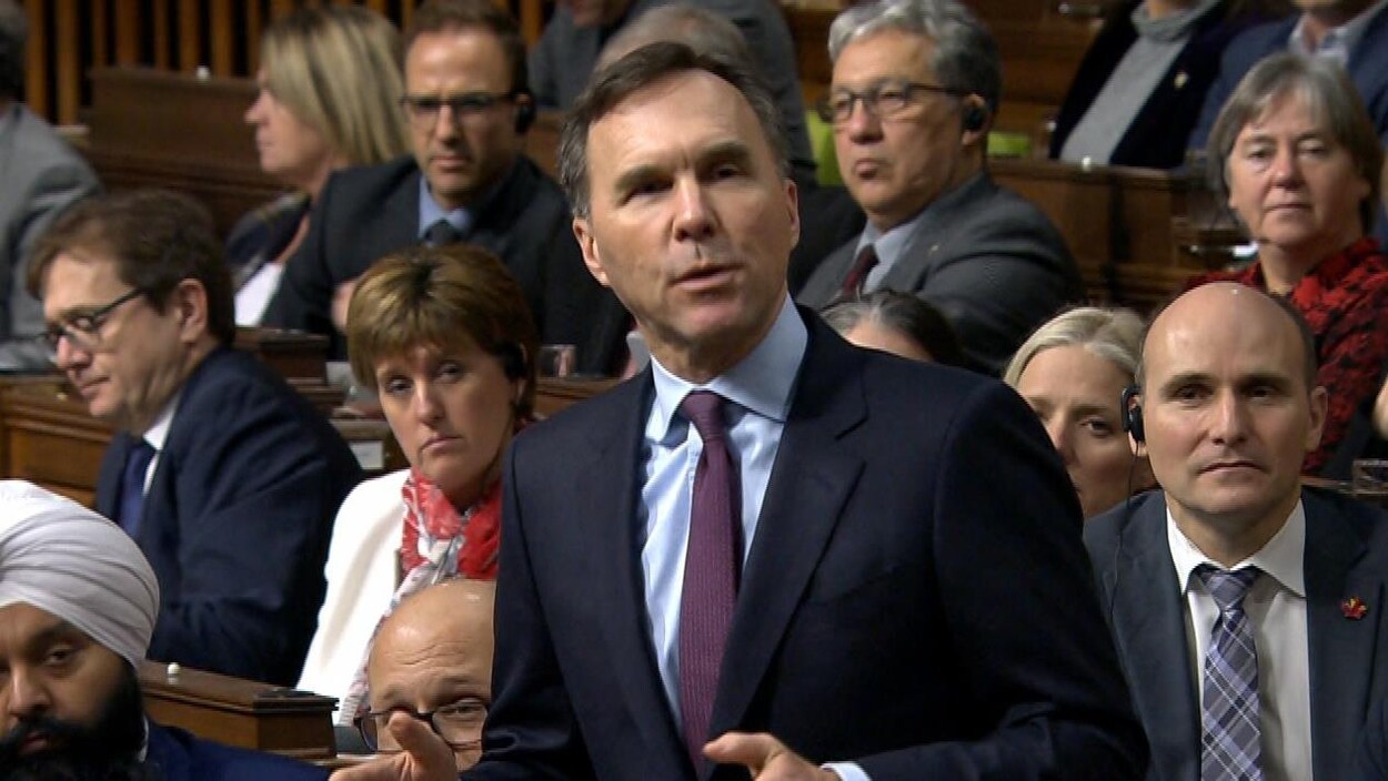 Bill Morneau debout lors de la période des questions à la Chambre des communes.