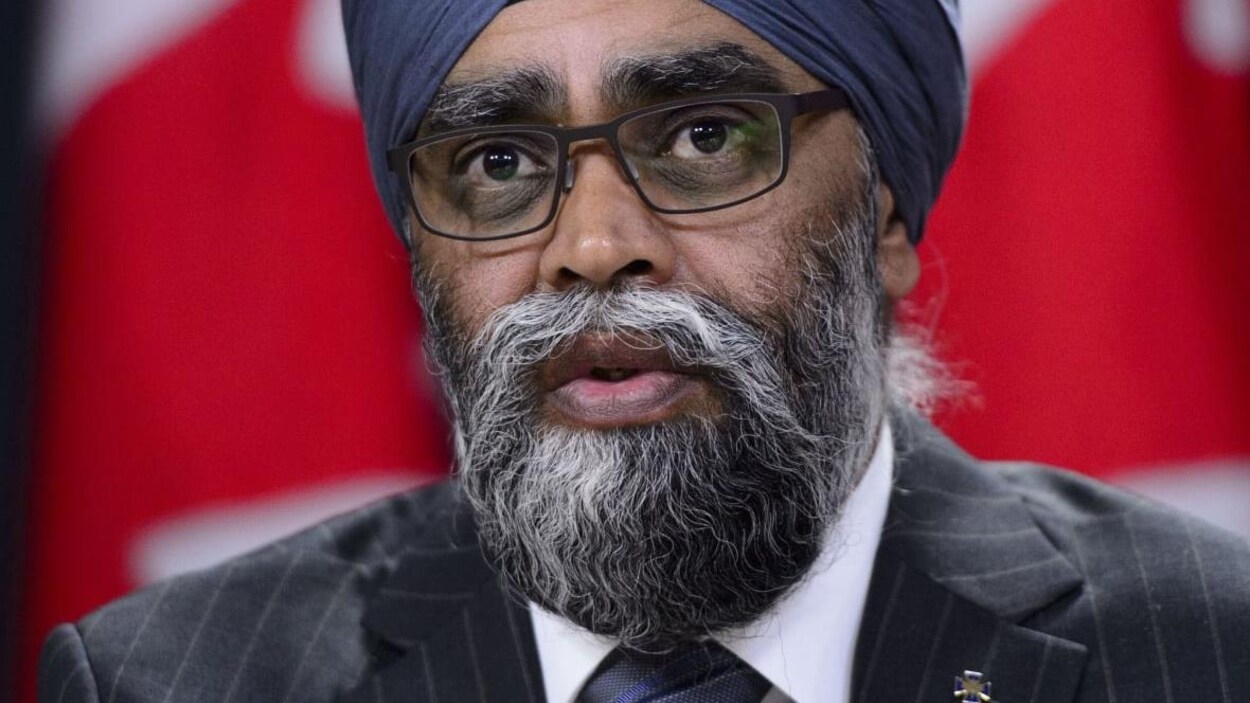 Harjit Sajjan en veston-caravate porte un turban sur la tête.