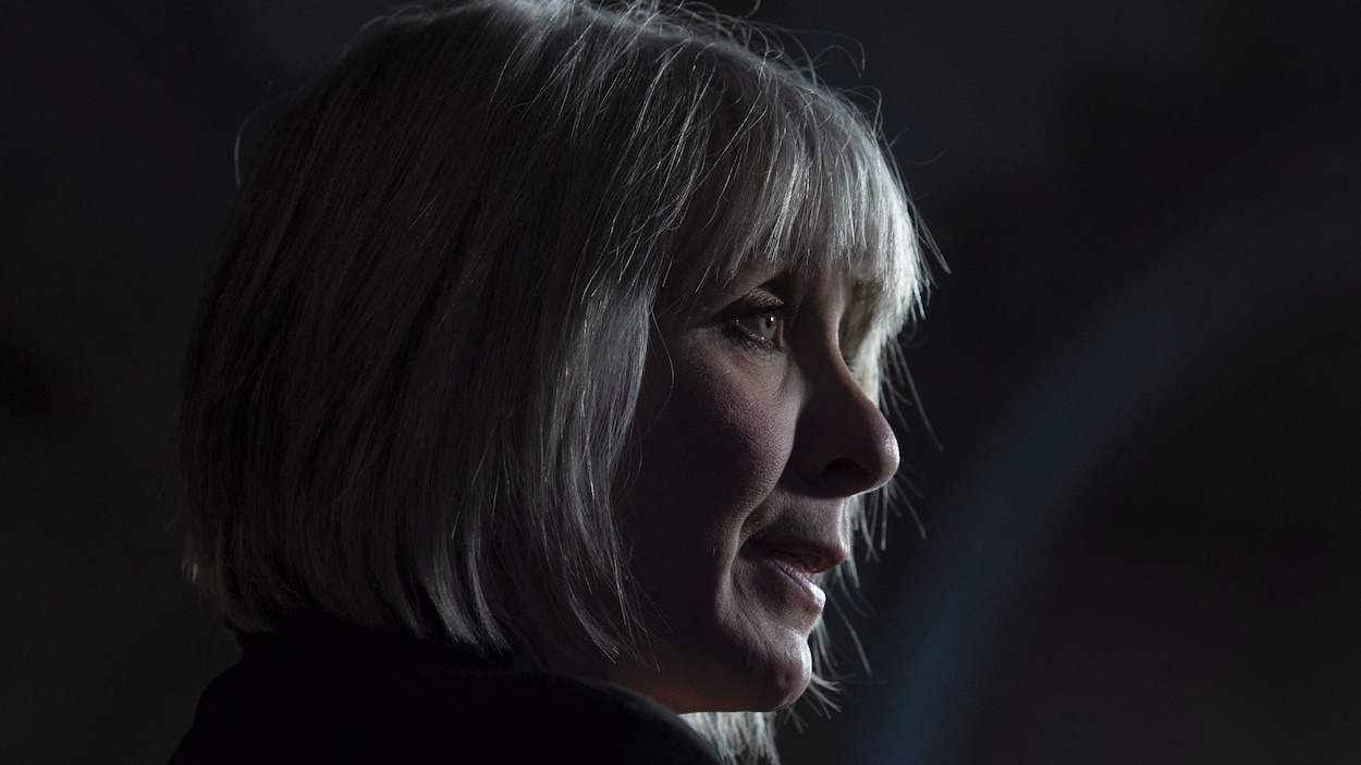 Patricia Hajdu s'exprime devant les médias.