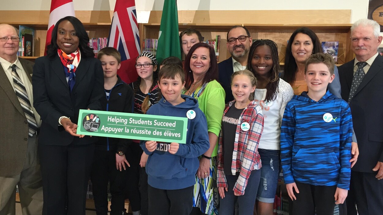 Les ministres Mitzie Hunter et Glenn Thibeault aux côtés d'élèves de l'école St-Dominique de Sudbury Les ministres Mitzie Hunter et Glenn Thibeault aux côtés d'élèves de l'école St-Dominique de Sudbury
