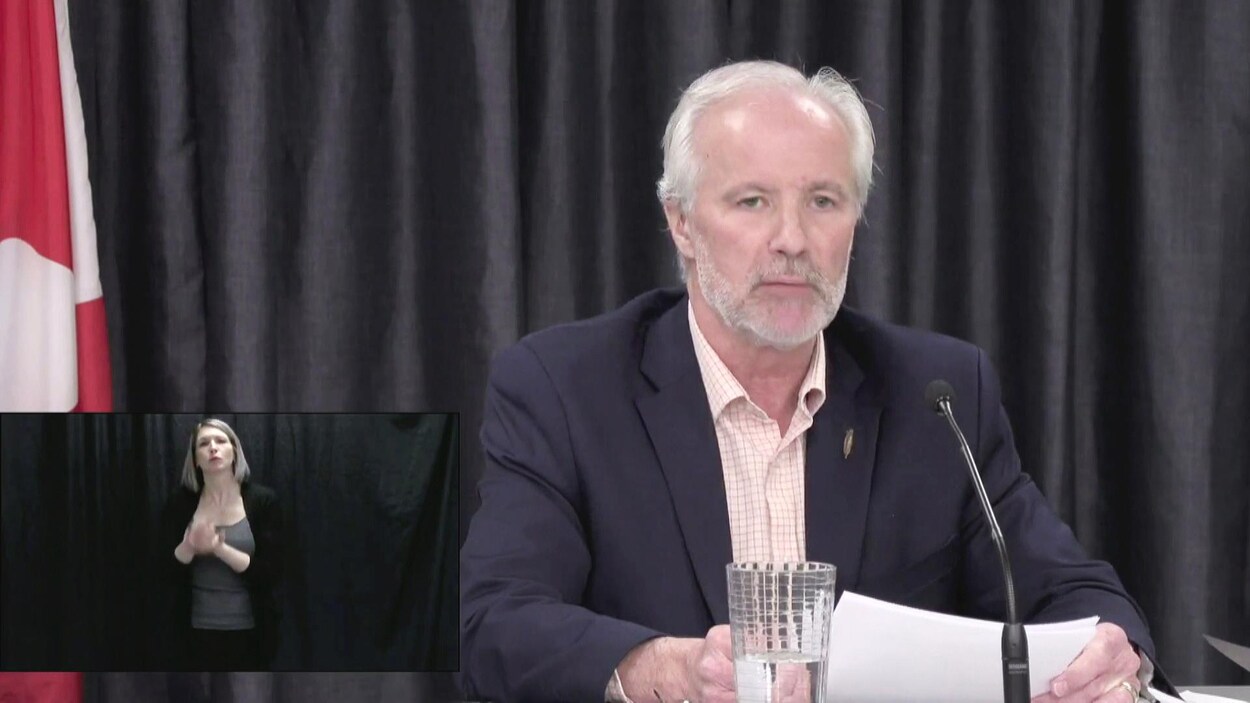 Le ministre de l’Éducation de Terre-Neuve-et-Labrador, Brian Warr, en conférence de presse le 2 avril 2020.