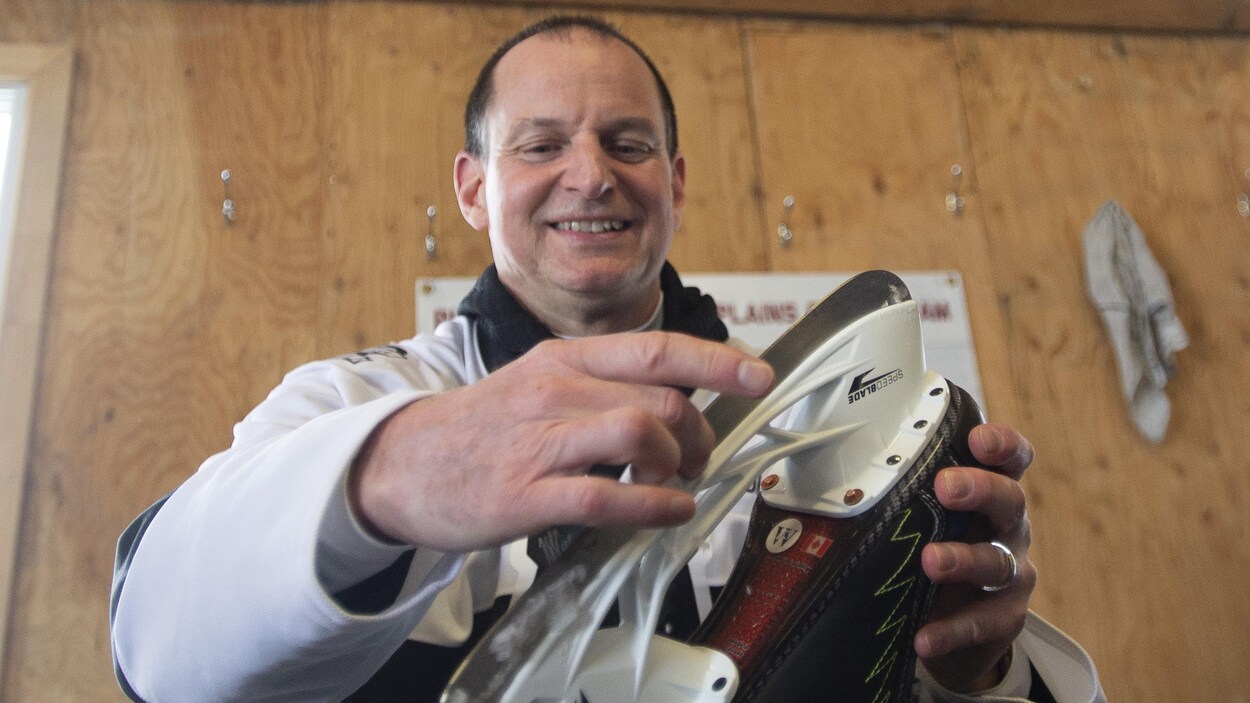 Le ministre tient un patin.