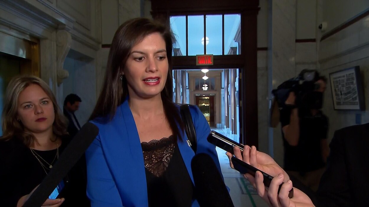 La ministre Geneviève Guilbault revient sur sa déclaration concernant les moyens de faire respecter la loi sur la laïcité.
