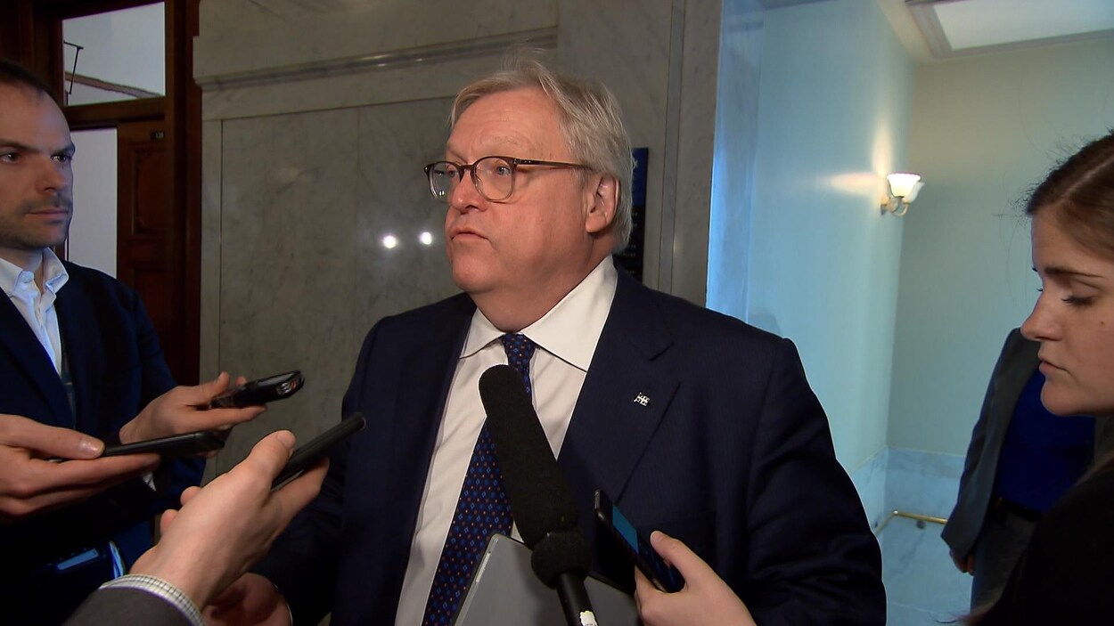 Le ministre de la Santé Gaétan Barrette répond aux questions des journalistes.