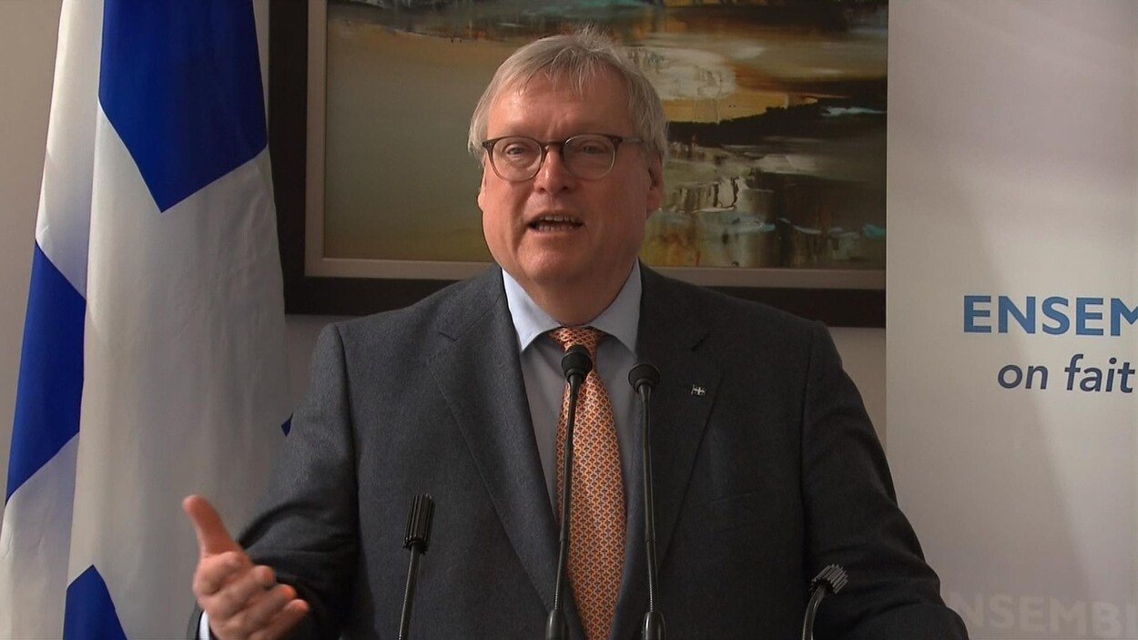Gaétan Barrette répond aux questions des journalistes.