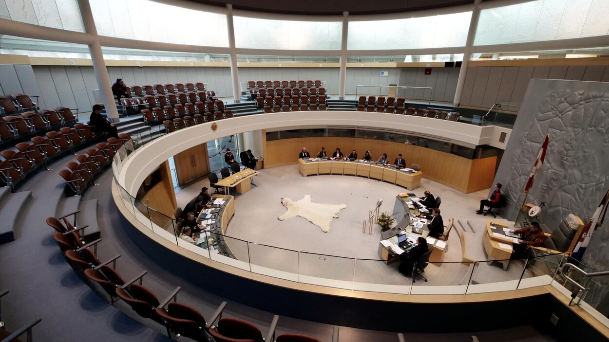 Les ministre à l'autre bout de la chambre de l'Assemblée législative.