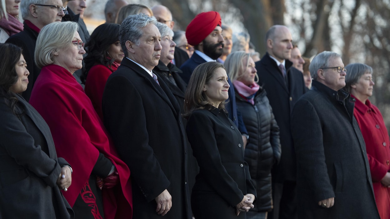 Des membres du cabinet de Justin Trudeau lors de leur cérémonie d'assermentation à Ottawa.