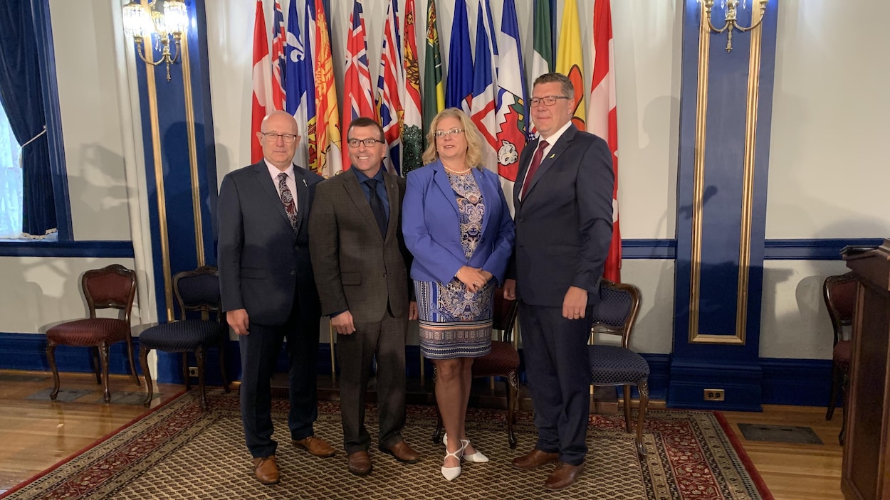 Photo du premier ministre de la Saskatchewan en compagnie de trois ministres.