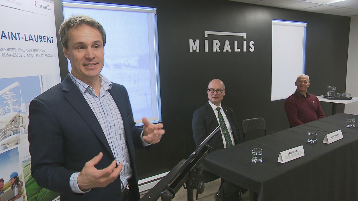 Le président directeur général de Miralis, Daniel Drapeau, lors de l'annonce d'un investissement de 7,4 millions à l'usine de Saint-Anaclet-de-Lessard. À l'arrière-plan, le député fédéral, Rémy Massé et le conseiller municipal de Saint-Anaclet, Francis Rodrigue