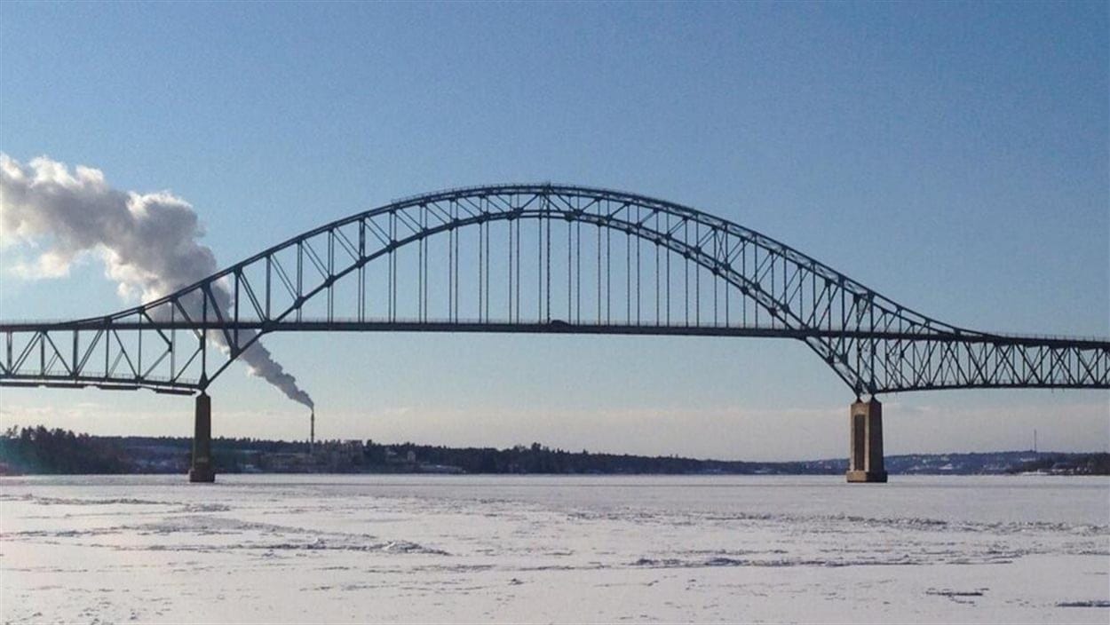 Le pont Centennial sur la rivière Miramichi en hiver