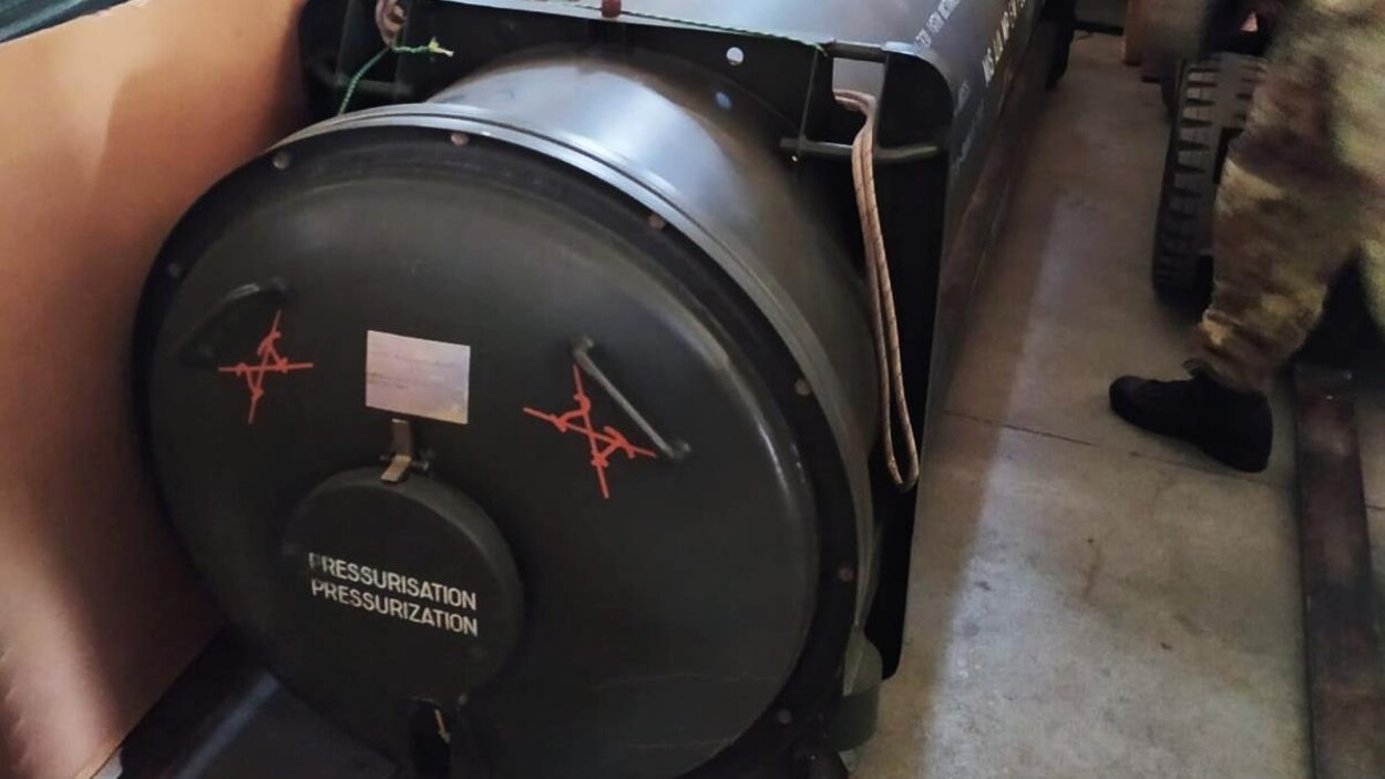 Missile exposé dans une pièce