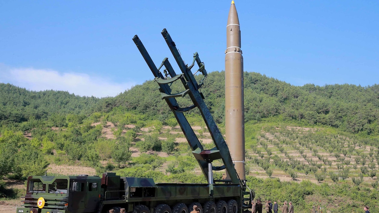 Un missile intercontinental nord-coréen Hwasong-14 sur sa rampe de lancement mobile. Un missile intercontinental nord-coréen Hwasong-14 sur sa rampe de lancement mobile.