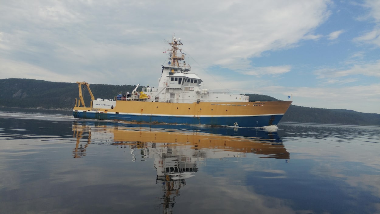 Le bateau Coriolis photographié sur l'eau dans le cadre de la mission SILLEX.