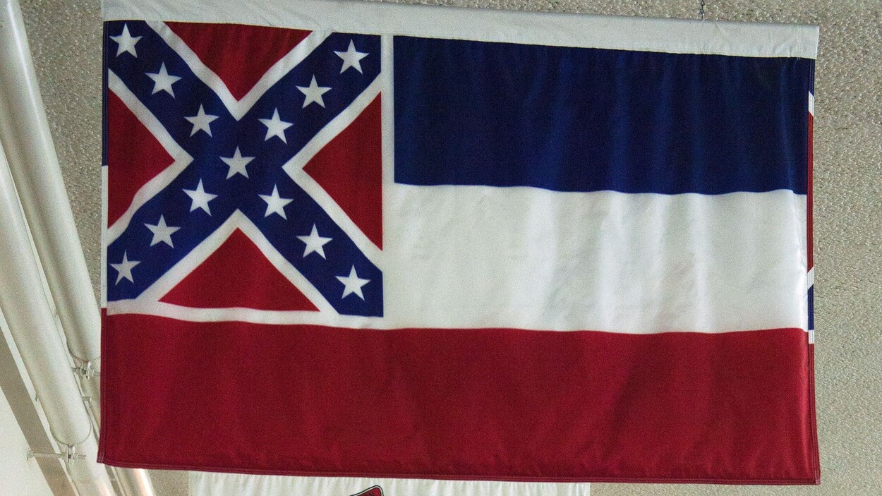Le drapeau du Mississippi devant celui d'autres États américains, suspendus au plafond du Capitole à Washington.