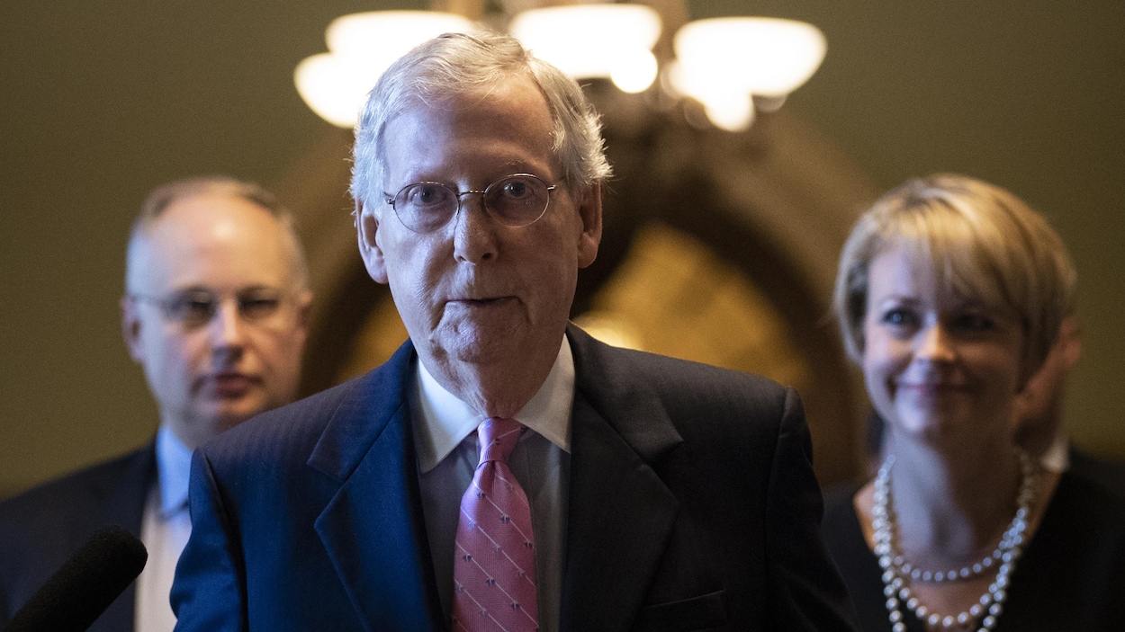 Le leader de la majorité républicaine au Sénat, Mitch McConnell, marche vers son bureau du Capitole le 4 octobre 2018, à Washington.