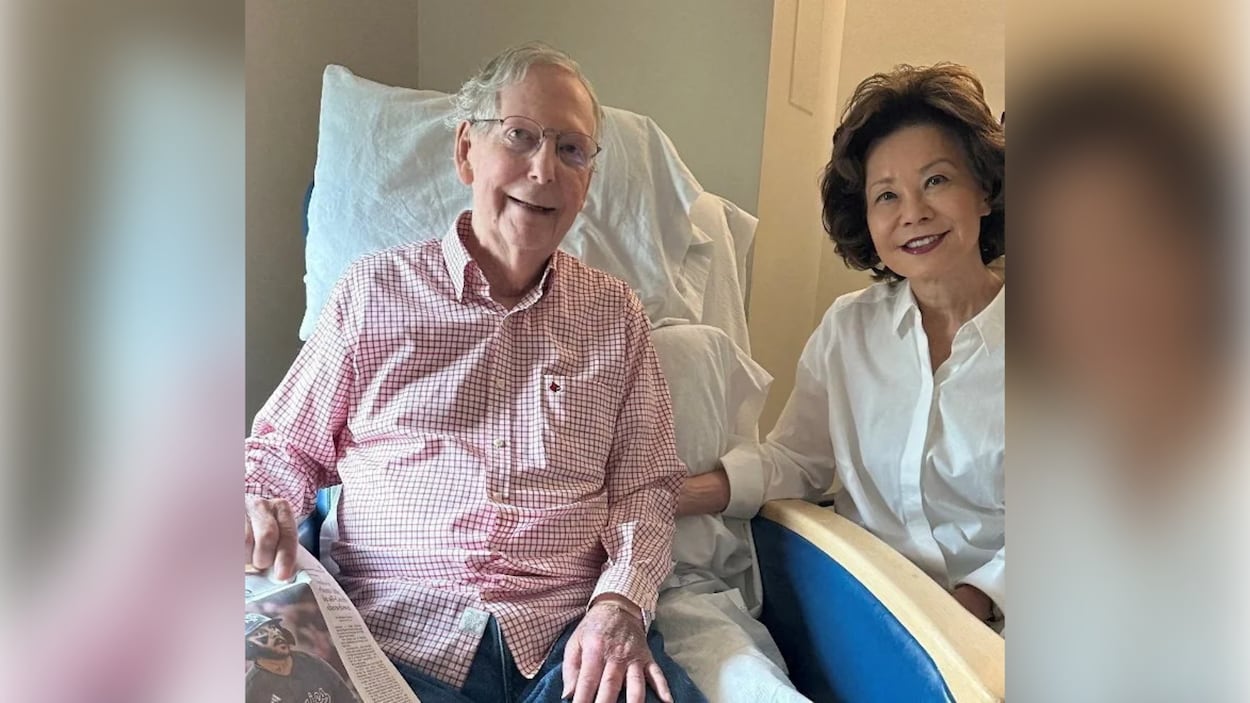 Le sénateur américain Mitch McConnell explique qu’une chute a entraîné son hospitalisation