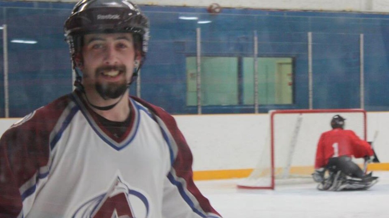 Mitchell Bisson sur une patinoire dans un habit de hockey