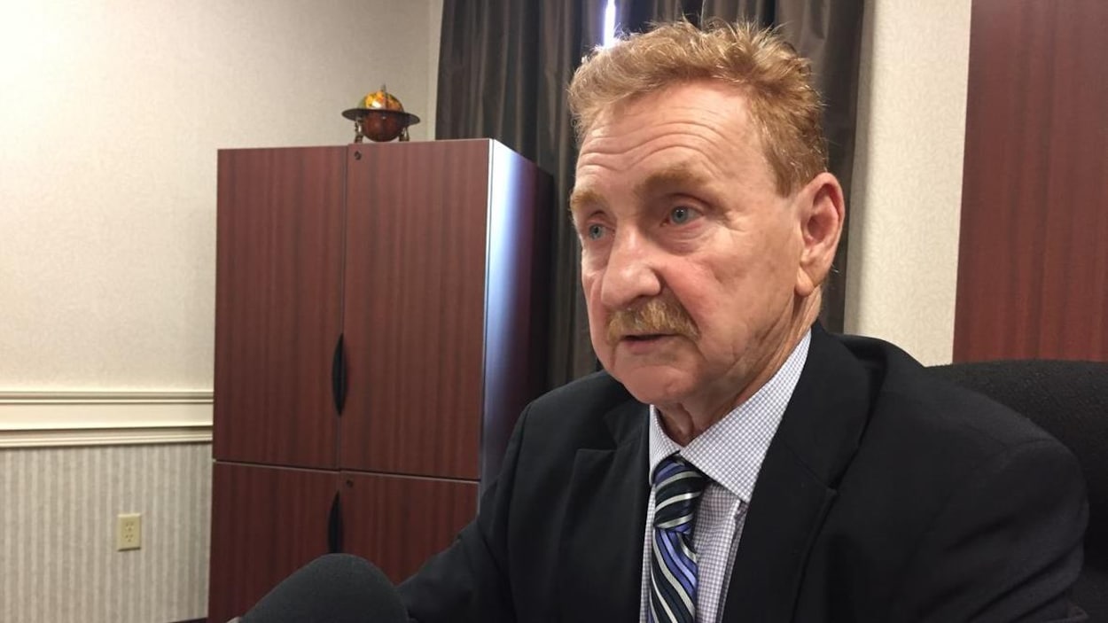 Gerard Mitchell interviewé dans son bureau