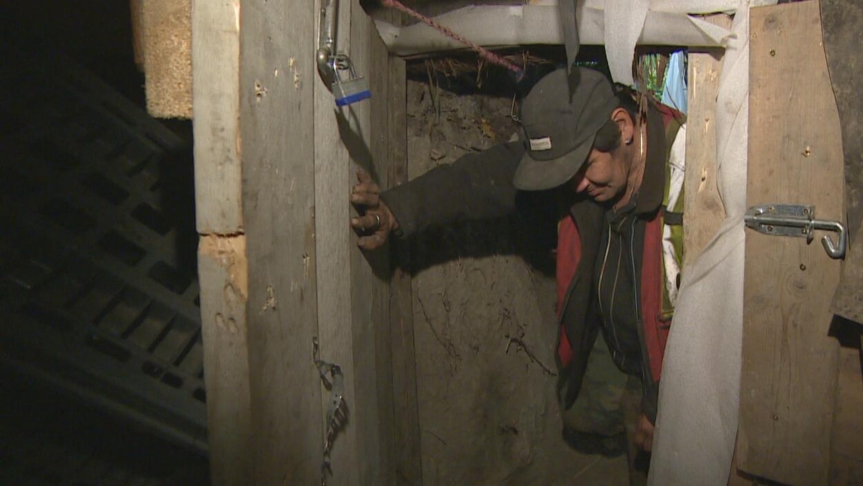 Un homme poussa la porte de son logement souterrain