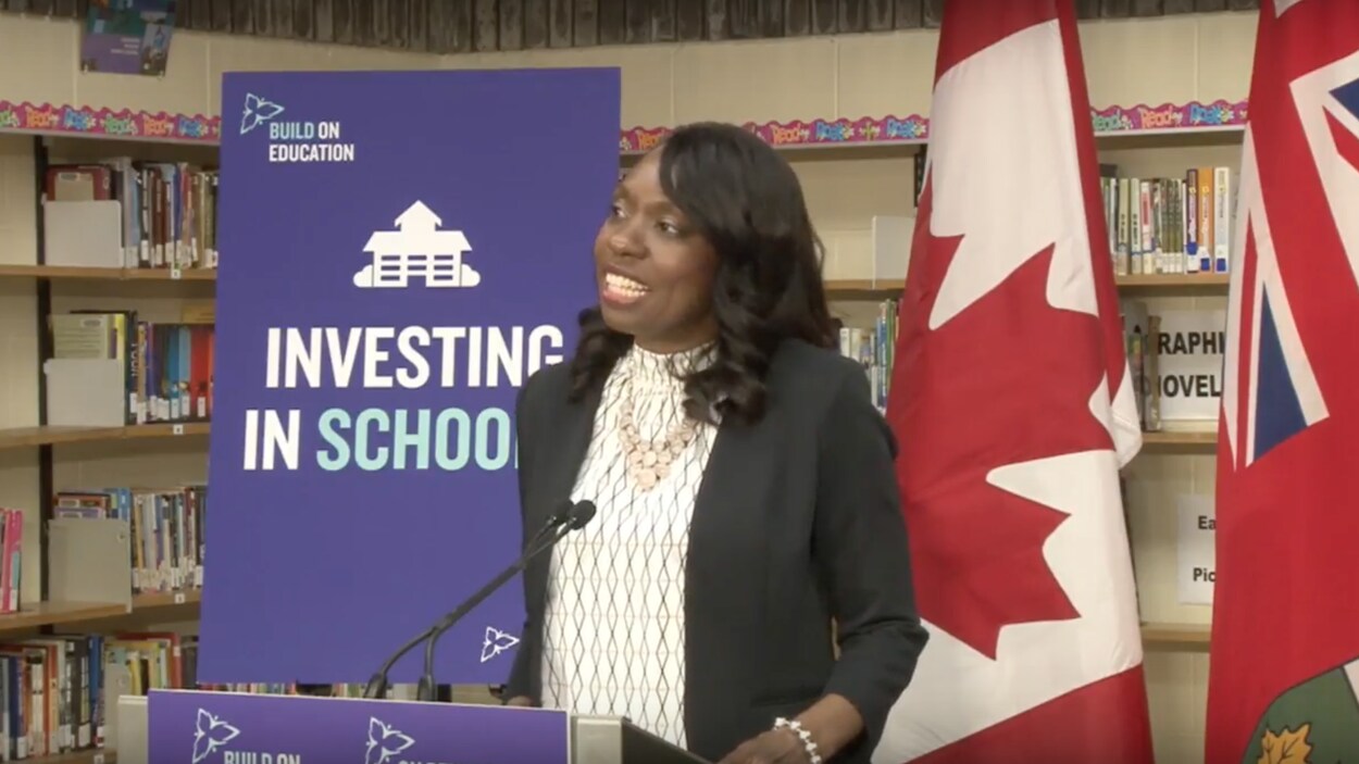 La ministre parle d'un podium dans une école La ministre parle d'un podium dans une école