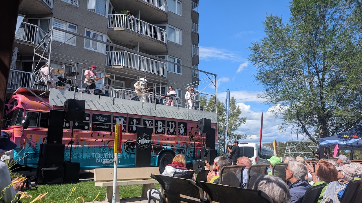 Gab Paquet charme les résidents de la Villa Saguenay