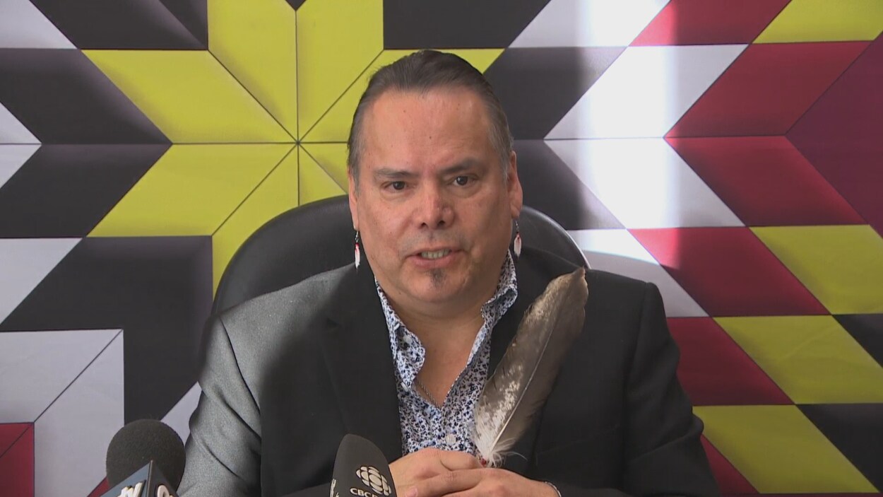 Le grand chef du regroupement Manitoba Keewatinowi Okimakanak Garrison Settee.