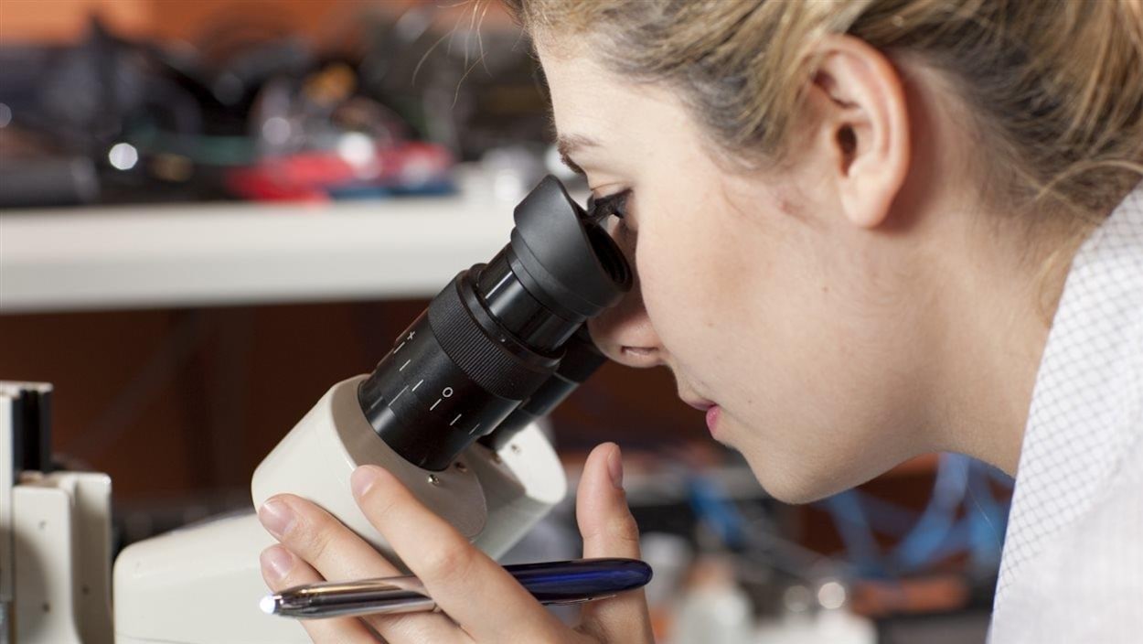 Une scientifique dans un laboratoire Une scientifique dans un laboratoire