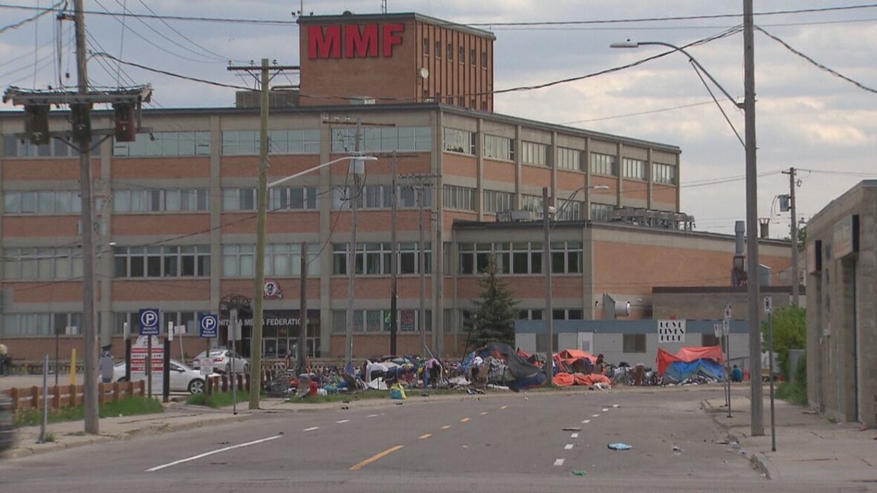 Des immondices devant un bâtiment.