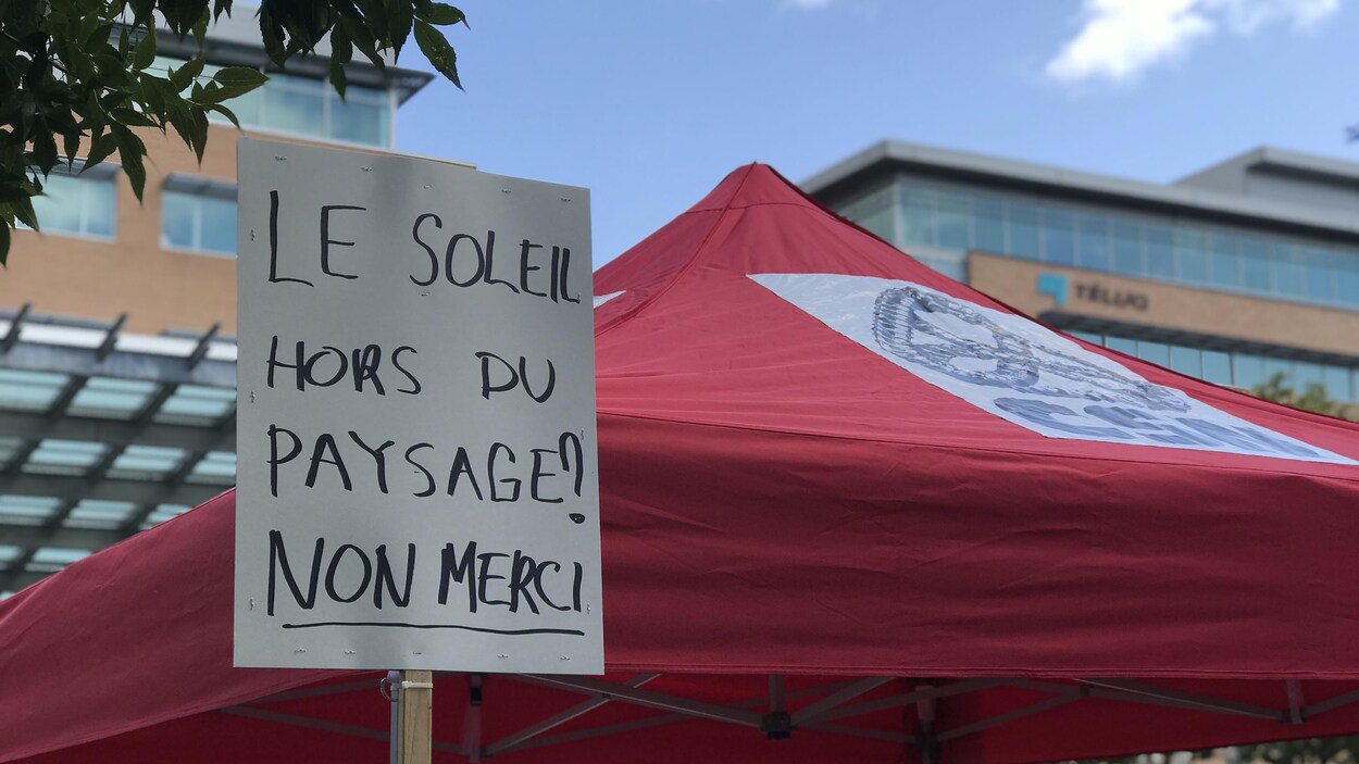 Une pancarte lors d'un rassemblement en soutien au quotidien Le Soleil à Québec