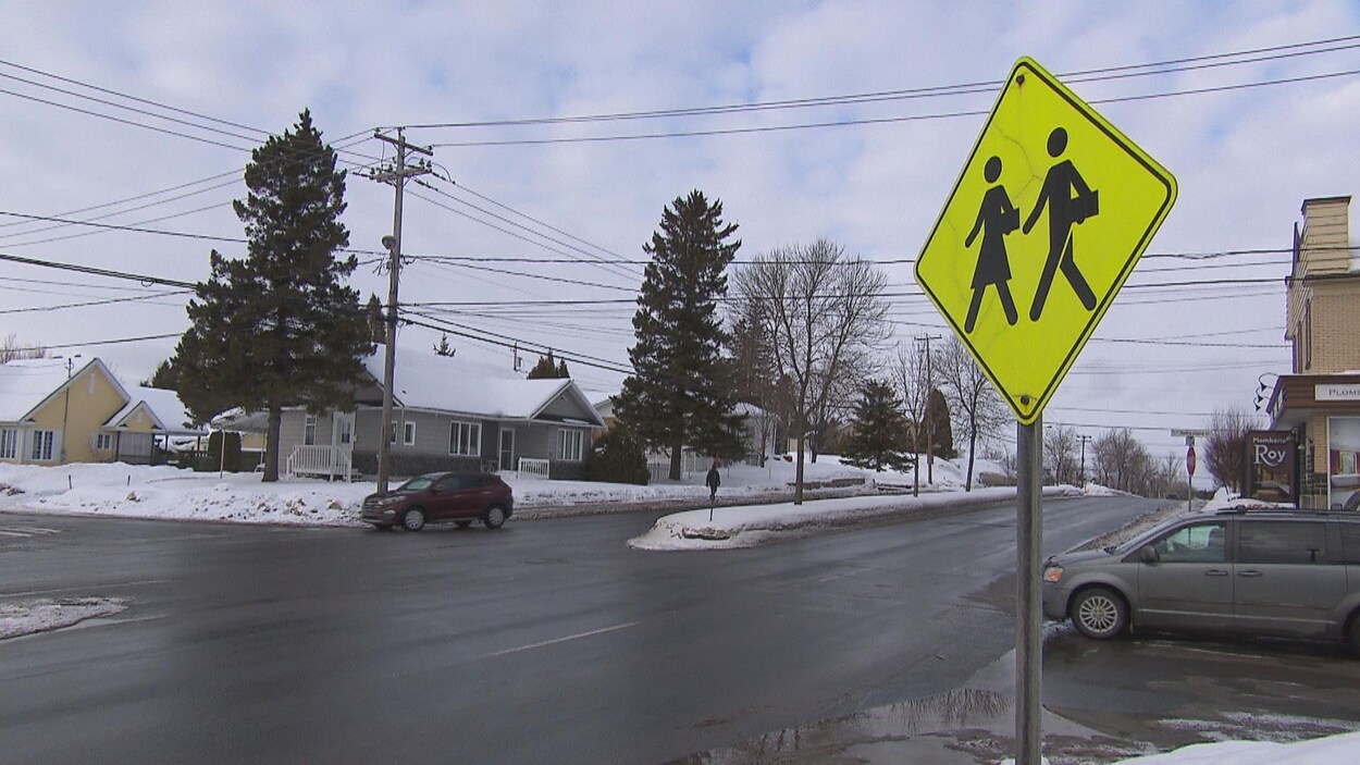 Des voitures à une intersection.