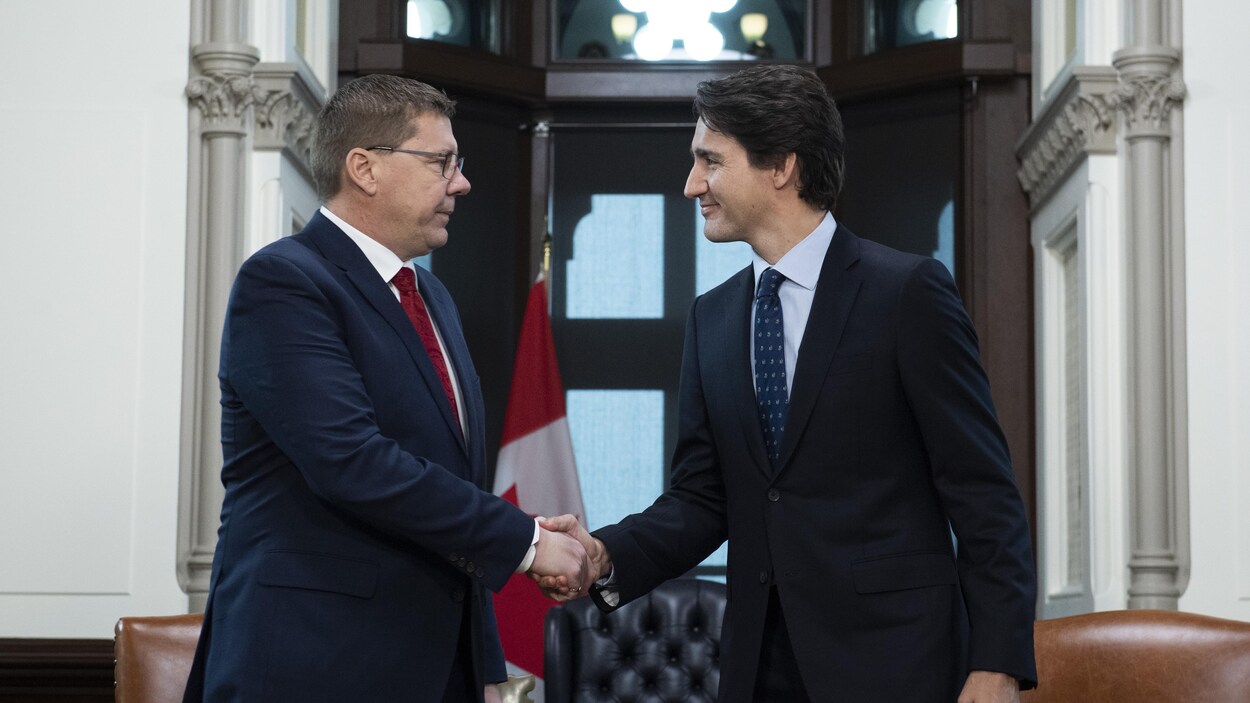 Le premier ministre du Canada, Justin Trudeau, et le premier ministre de la Saskatchewan, Scott Moe, se serrent la main lors d'une rencontre à Ottawa, le 12 novembre 2019.