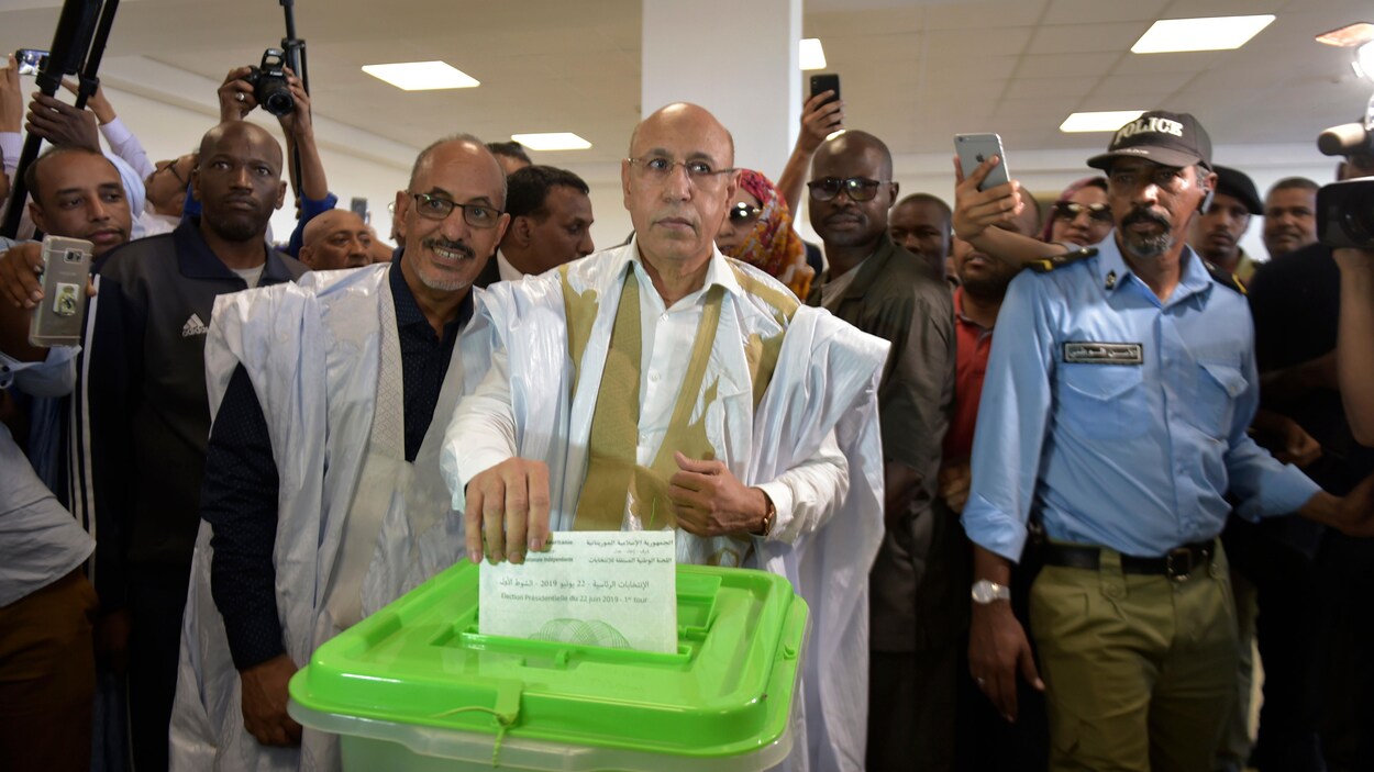Mohamed Cheikh El-Ghazouani dépose son vote dans une boîte de scrutin.