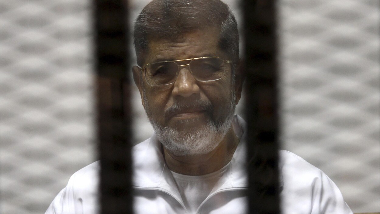 Mohamed Morsi derrière des barreaux lors d'un procès.