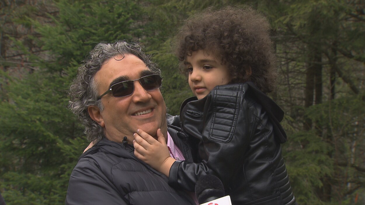 Mohammed Jaafar est dans les bras de son père.