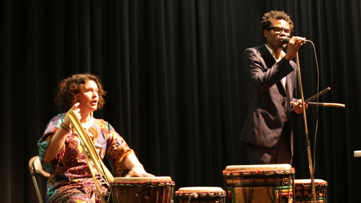 Deux artistes sur scène participants au Mois de l'histoire des Noirs à Québec Deux artistes sur scène participants au Mois de l'histoire des Noirs à Québec
