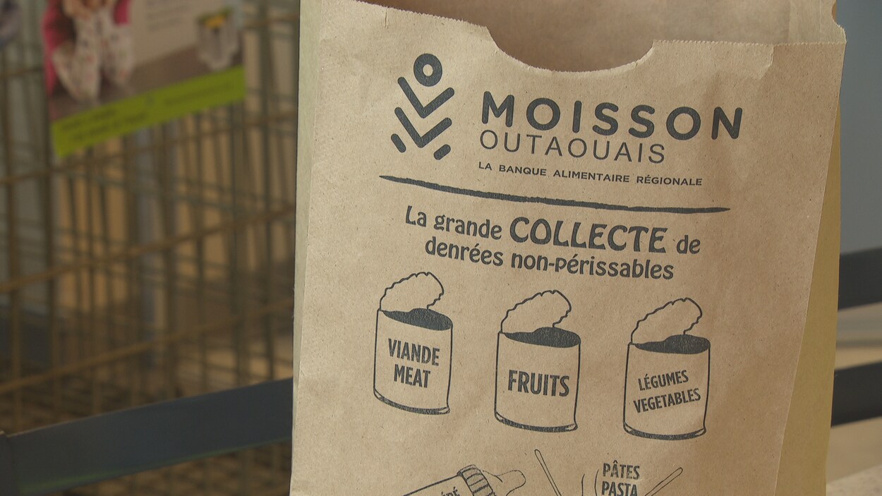 Un sac en papier brun avec le logo de Moisson Outaouais.