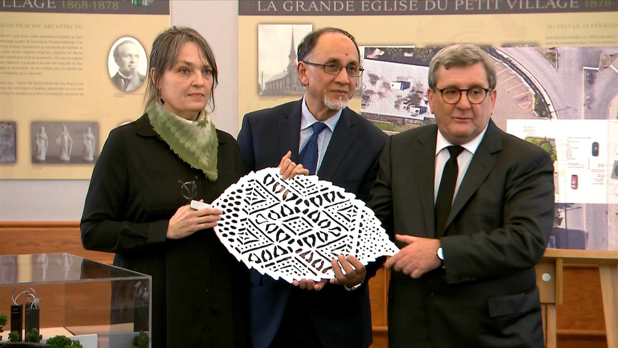 Luce Pelletier, Boufeldja Benabdallah et Régis Labeaume tiennent une feuille en aluminium qui fera partie du mémorial.
