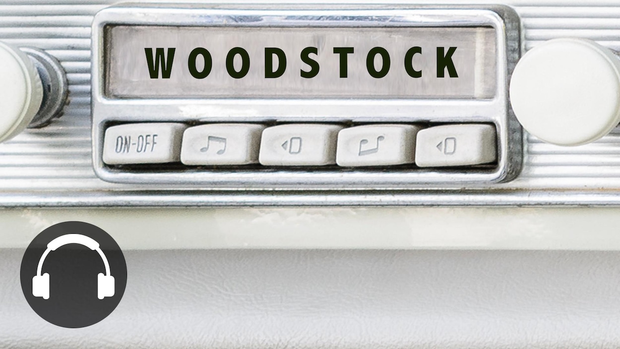La radio d'une vieille voiture avec la légende « Woodstock ».