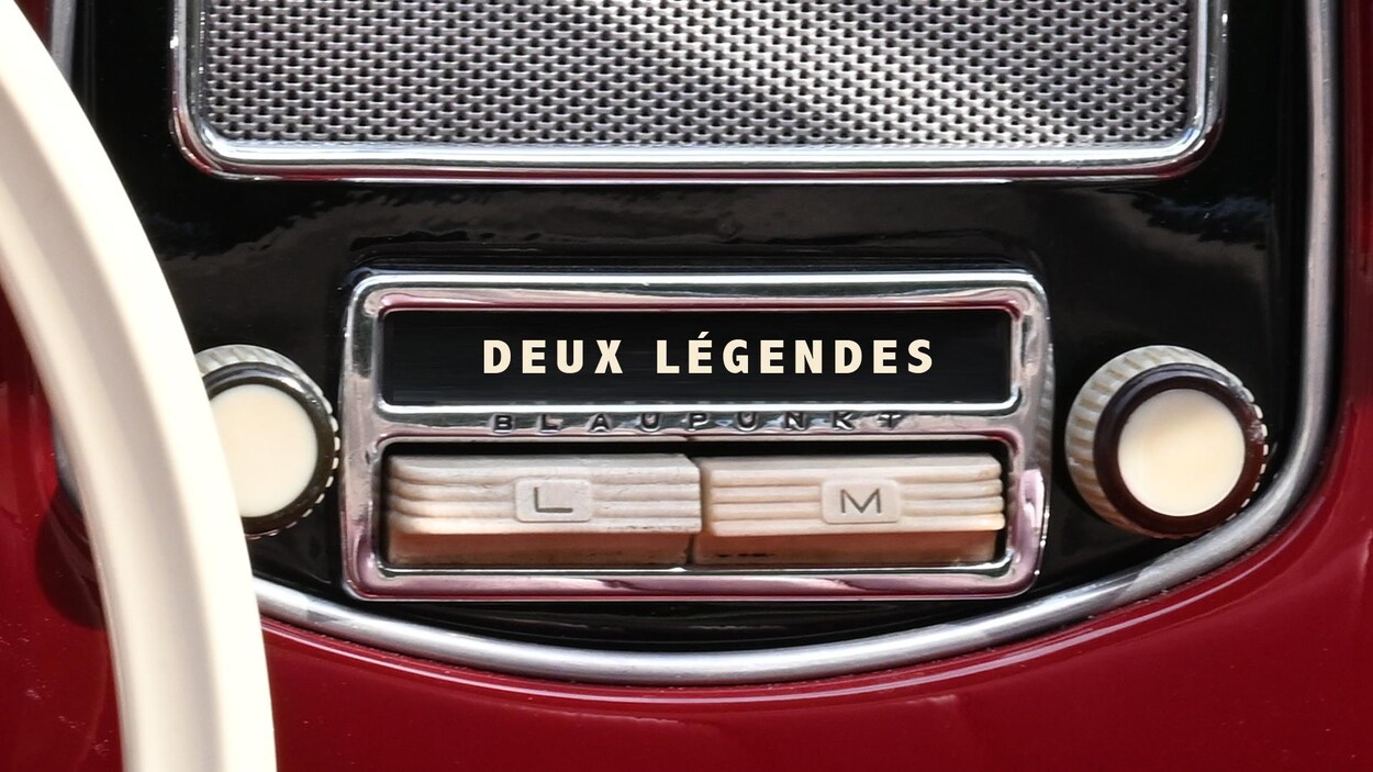 Une radio d'une vieille voiture avec la mention « deux légendes ».