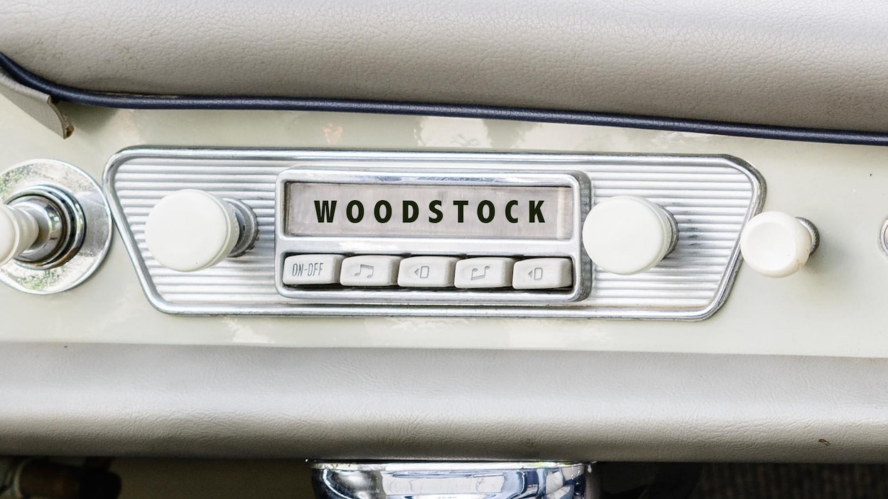Une radio d'une vieille voiture avec la légende « Woodstock ».