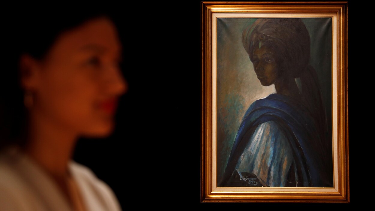 Une femme est photographiée à côté de la peinture «Tutu». Une femme est photographiée à côté de la peinture «Tutu».