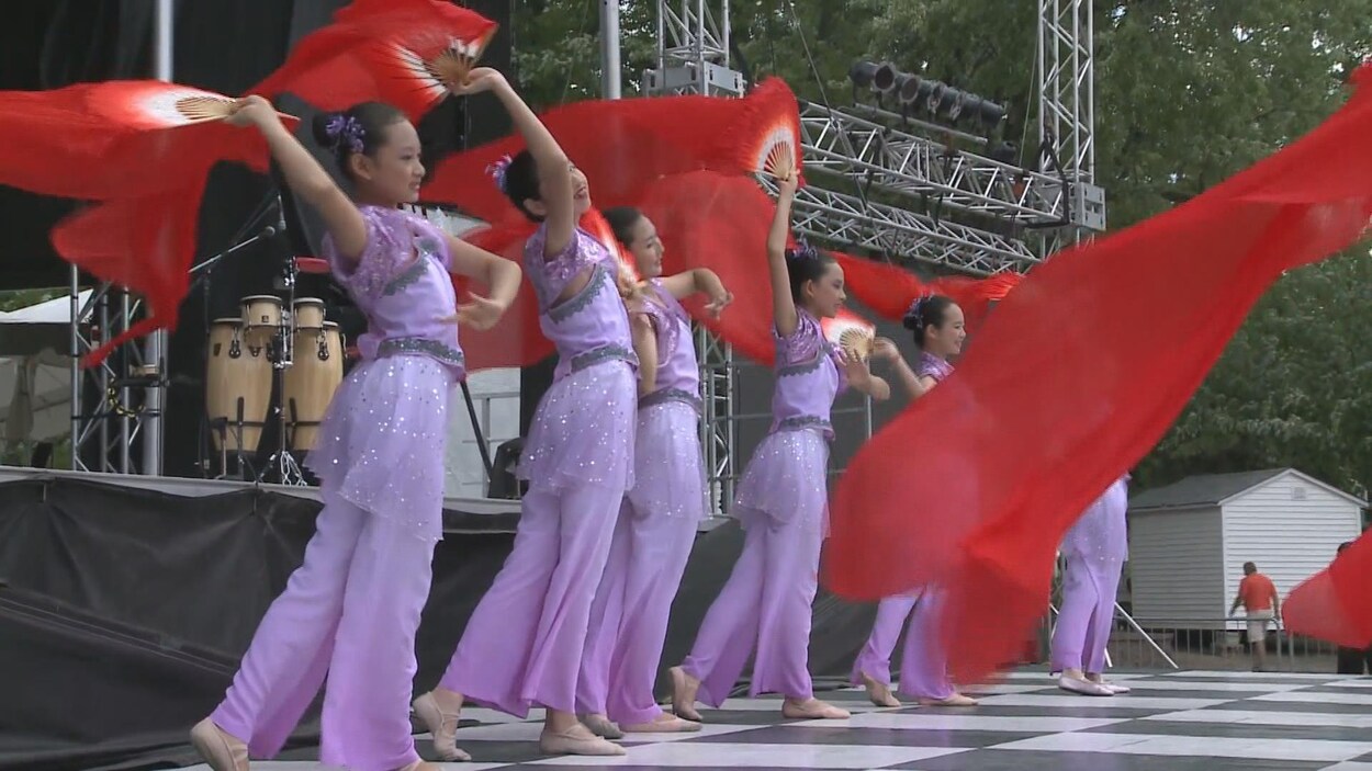De jeunes danseuses font un spectacle dans le cadre du Mondial des cultures de Drummondville.