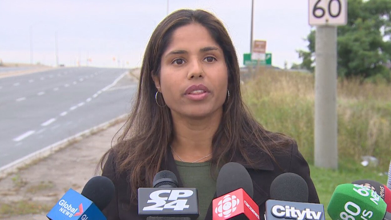 Monica Hudon en point de presse sur le bord de la route.