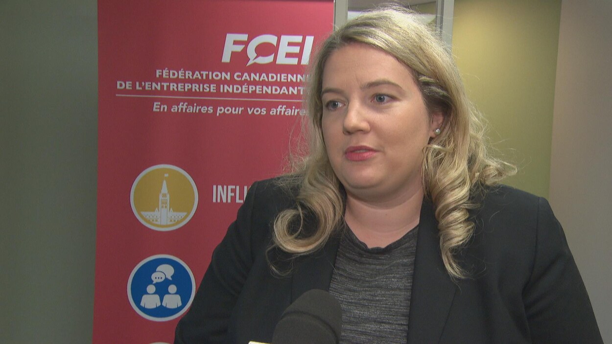Monique Moreau répond aux questions d'une journaliste.