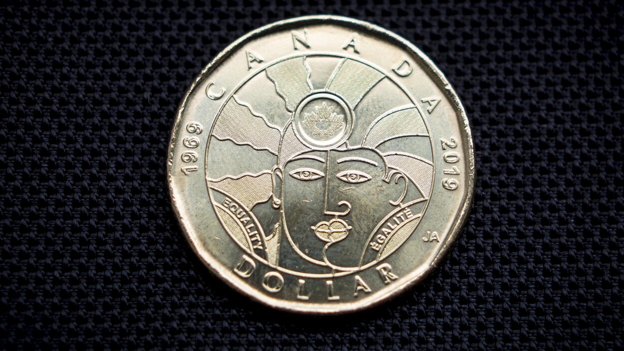 Photo d'une pièce de monnaie où deux visages s'embrassent.