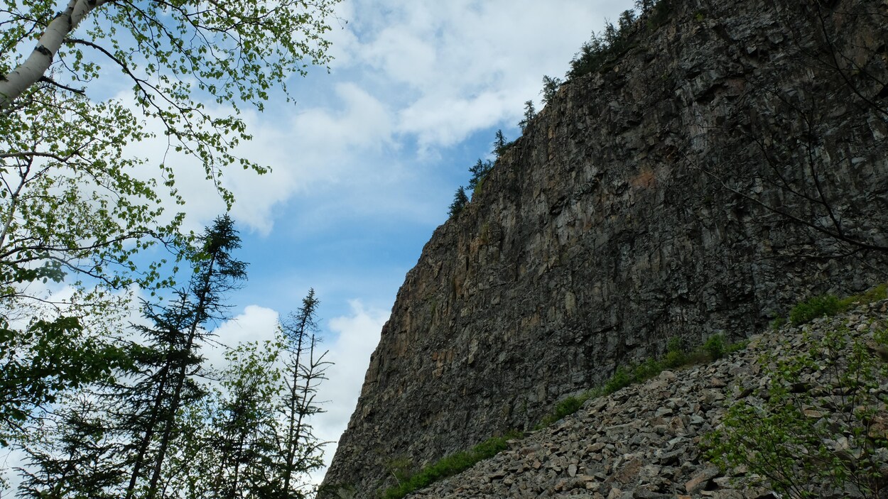 Les falaises entourant le mont Chaudron sont très escarpées.