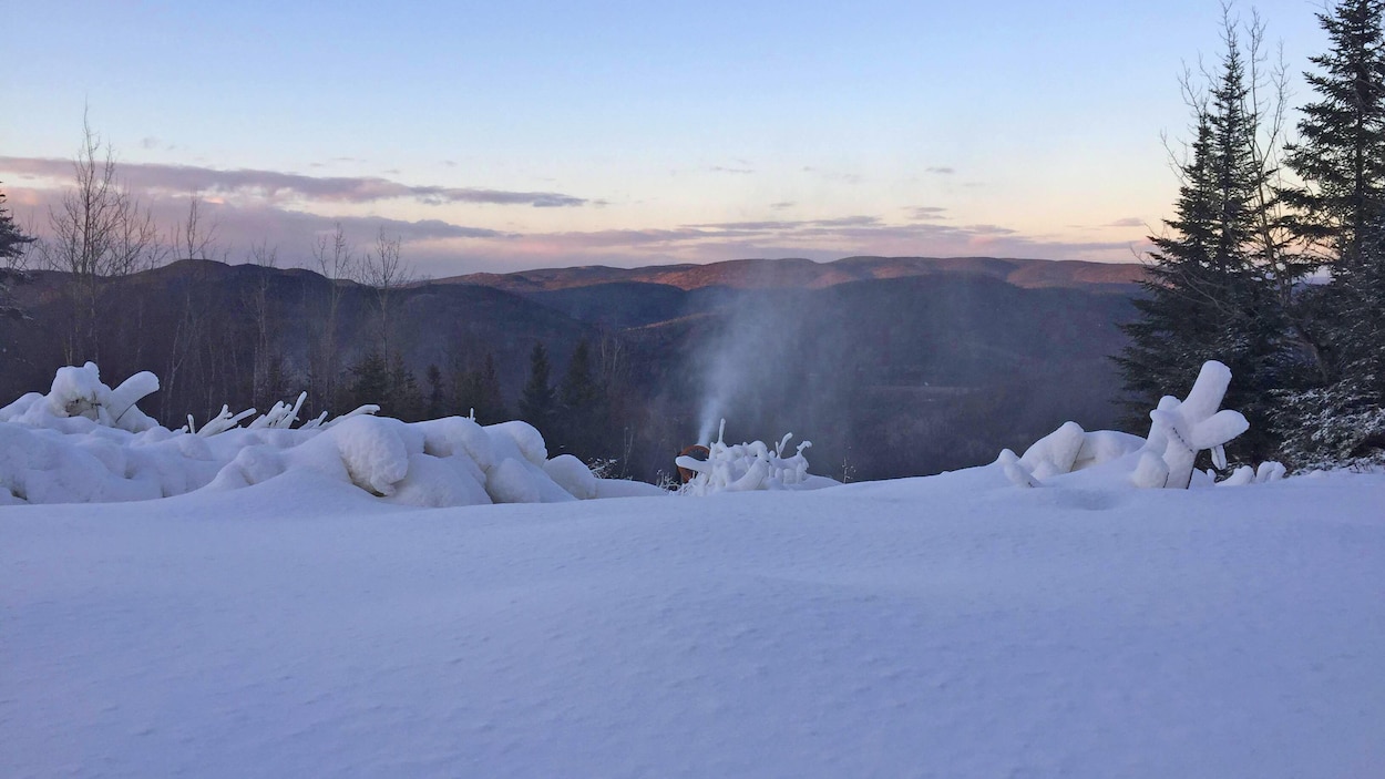 Vue du haut de la montagne enneigée. Vue du haut de la montagne enneigée.