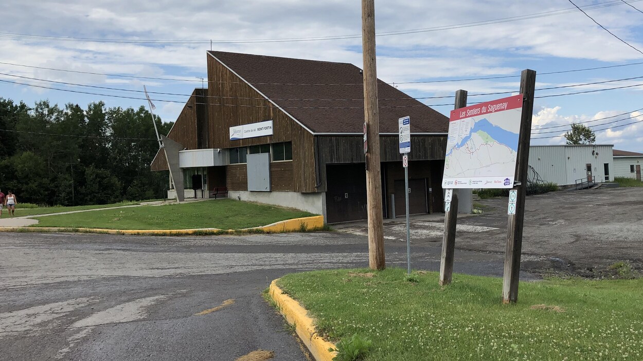 Le chalet de ski du mont Fortin en été.