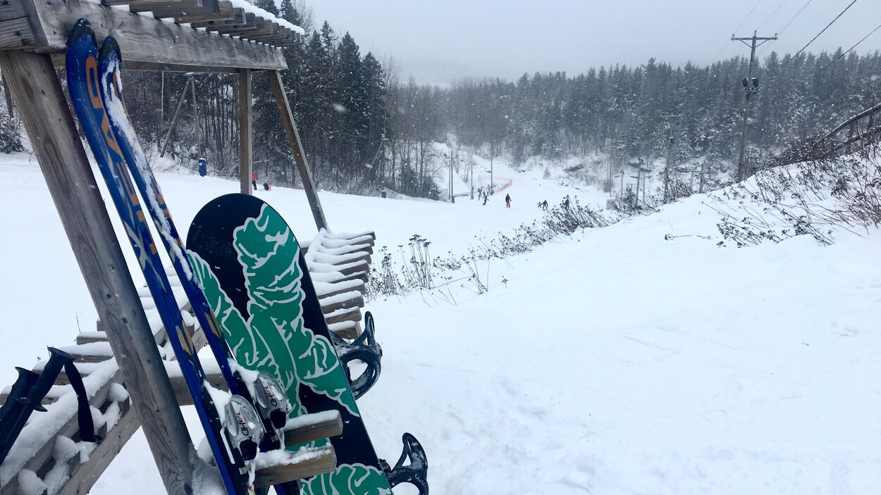 Une piste avec des skis au premier plan.